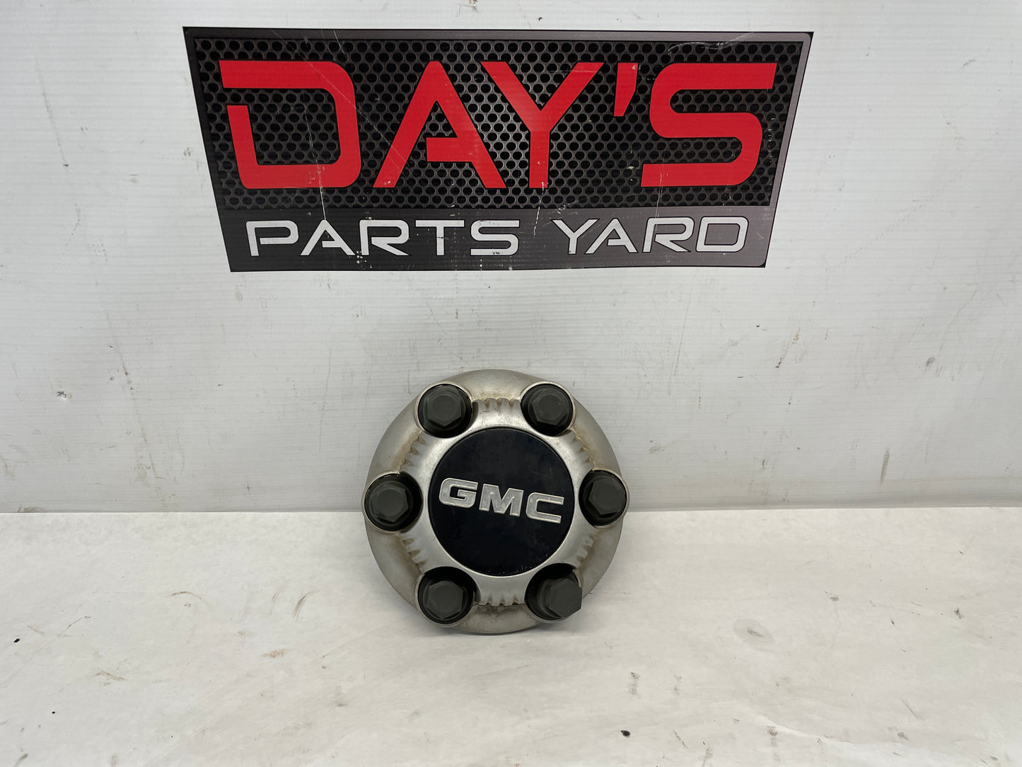 GMC SILVER CENTER CAP - Day's Parts Yard