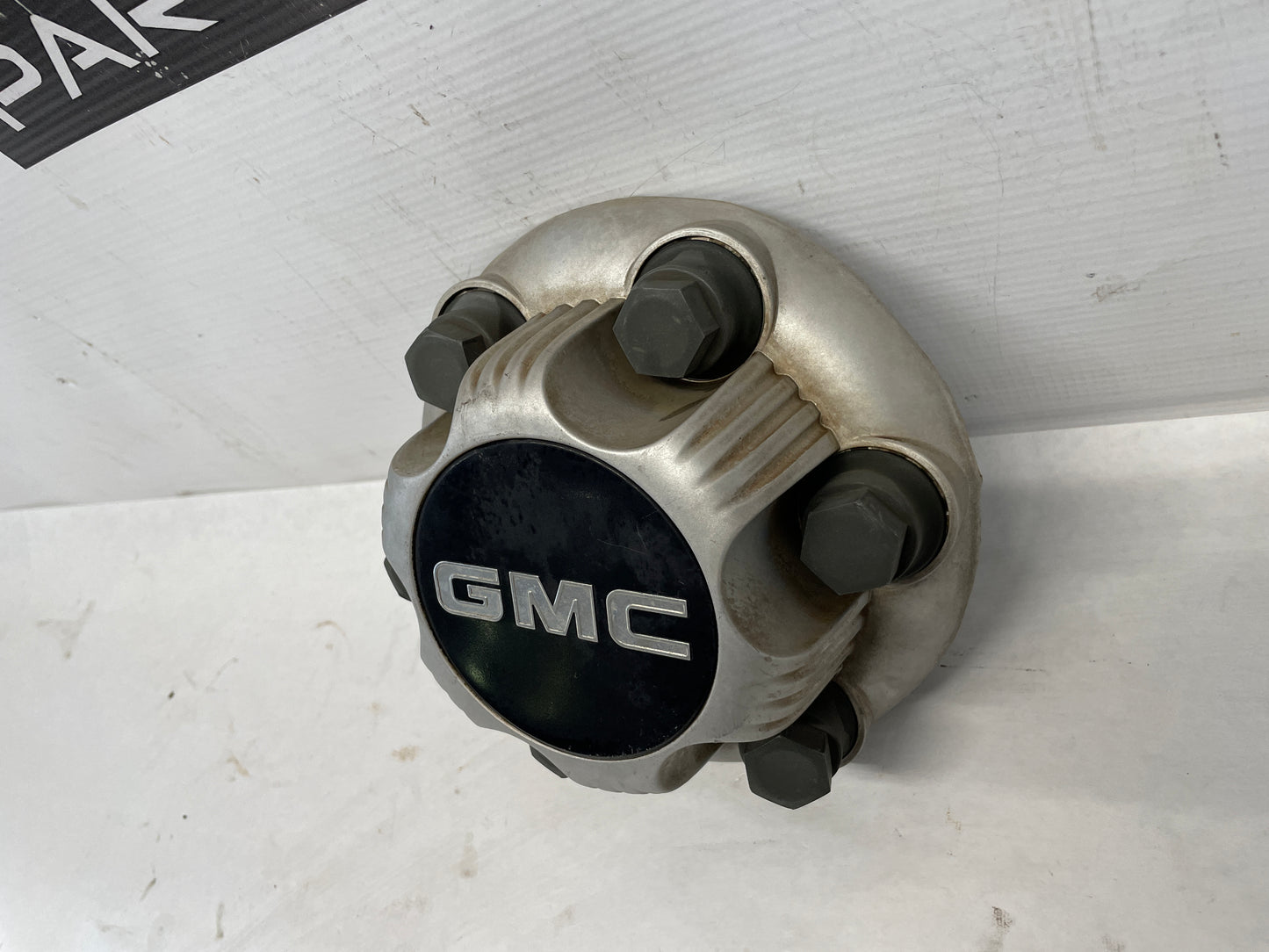 GMC SILVER CENTER CAP - Day's Parts Yard