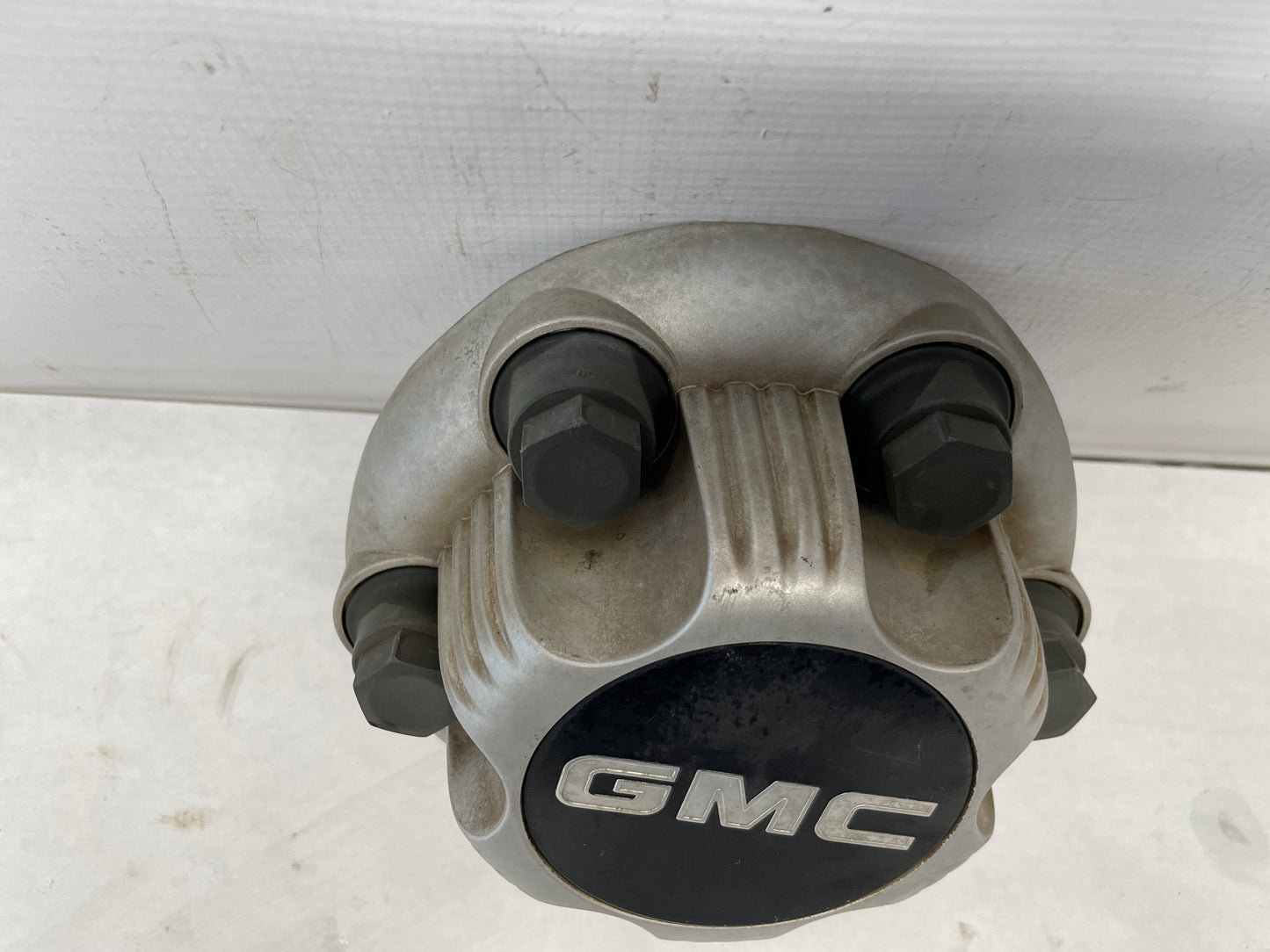 GMC SILVER CENTER CAP - Day's Parts Yard