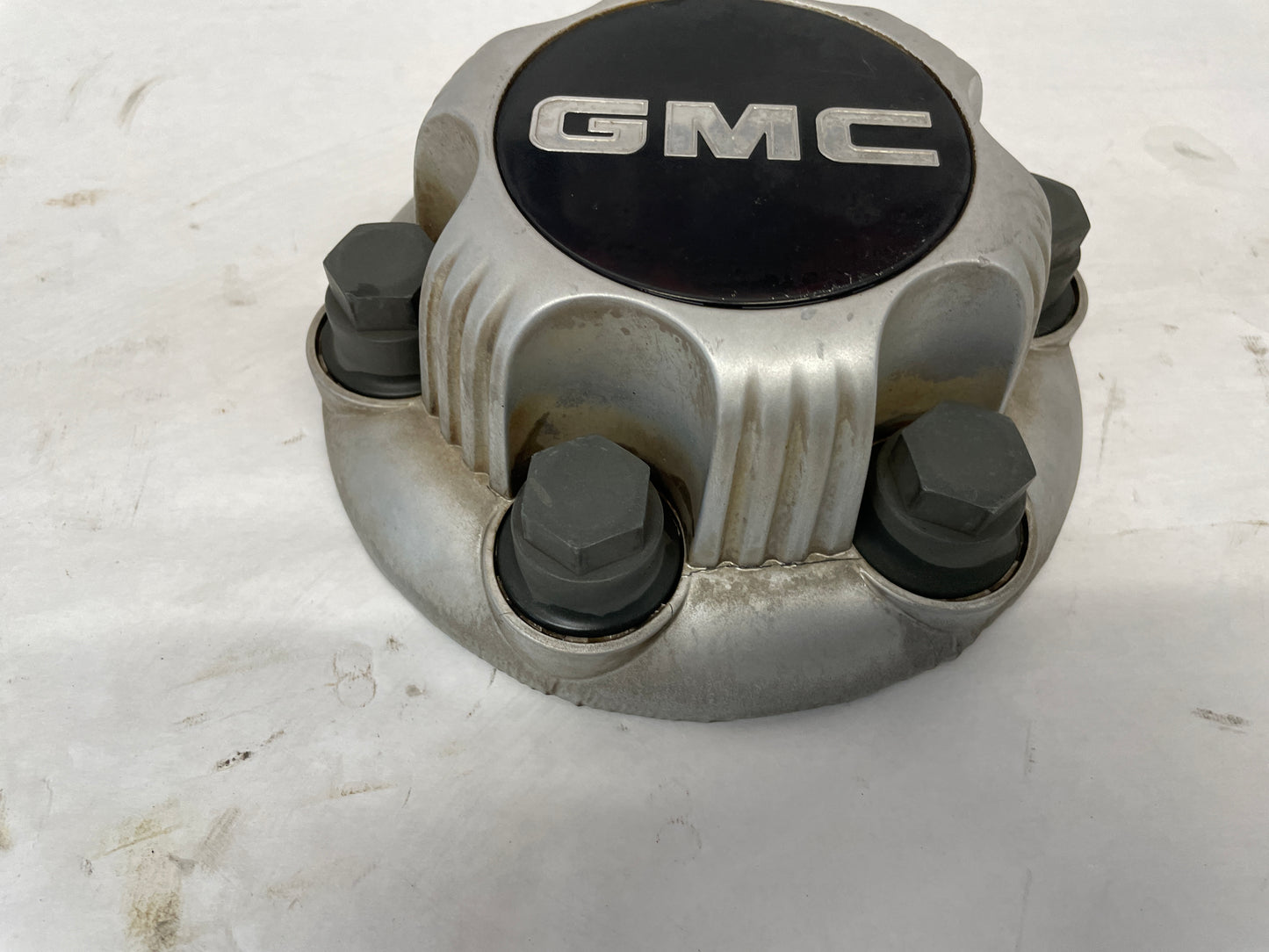 GMC SILVER CENTER CAP - Day's Parts Yard