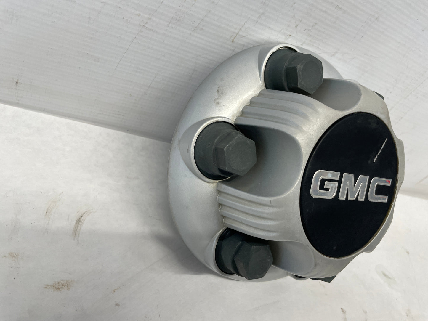 GMC SILVER CENTER CAP - Day's Parts Yard