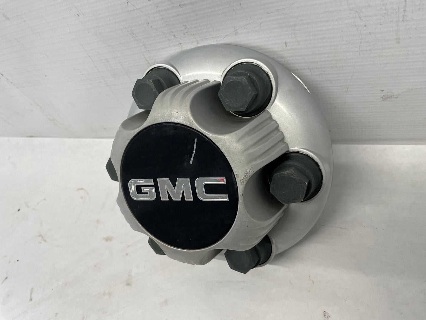 GMC SILVER CENTER CAP - Day's Parts Yard