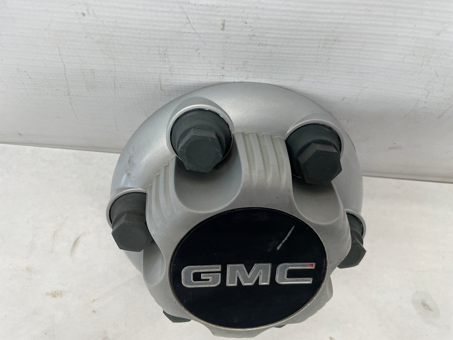 GMC SILVER CENTER CAP - Day's Parts Yard