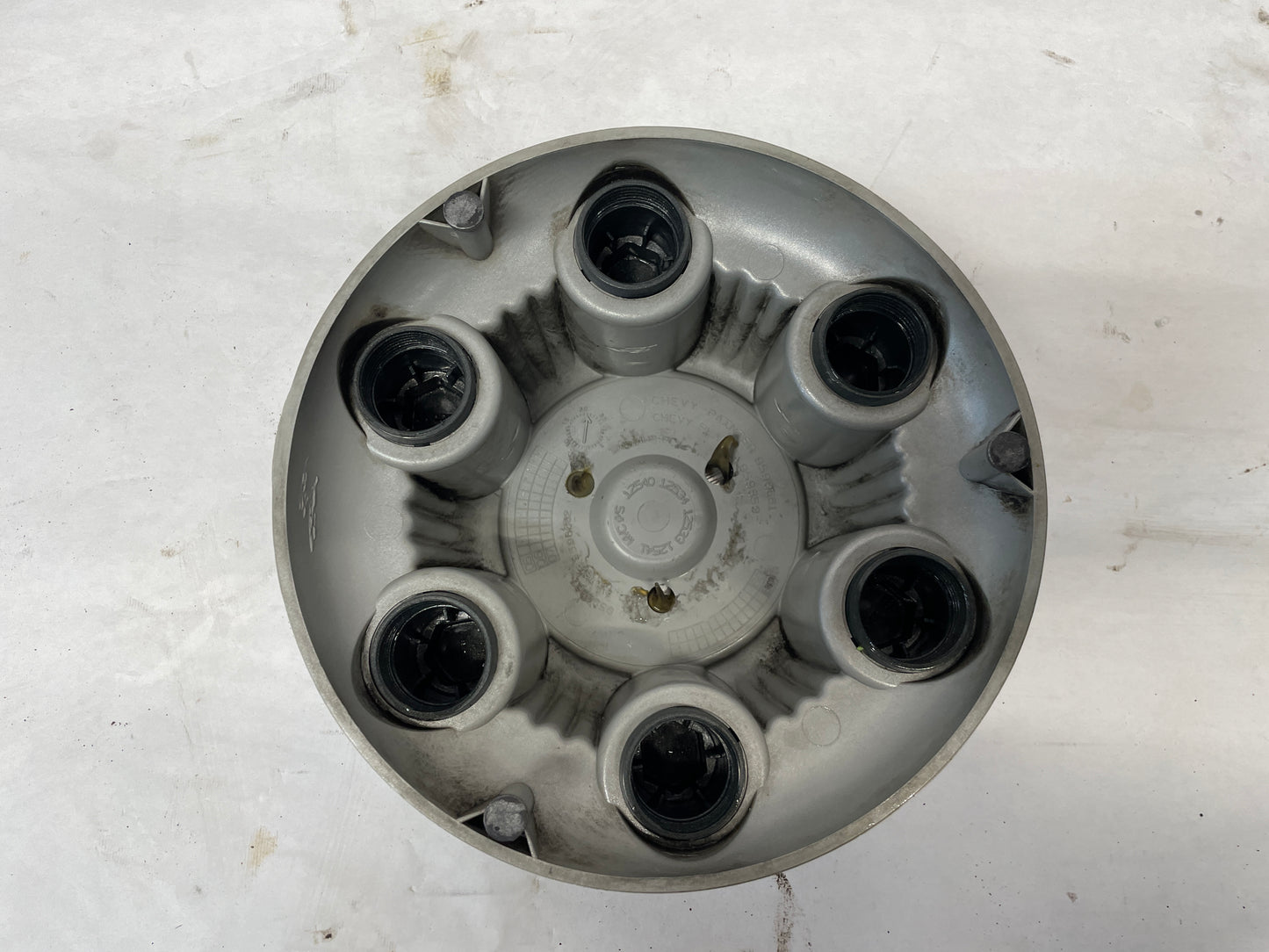 GMC SILVER CENTER CAP - Day's Parts Yard