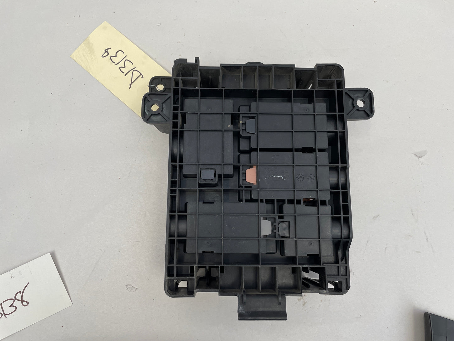 2014 Chevrolet SS Sedan Fuse Panel Retainer Block OEM - Day's Parts Yard