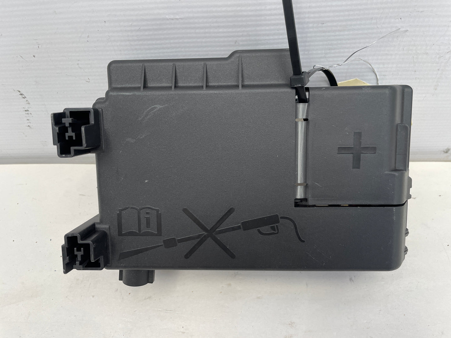 2017 Cadillac ATS-V Coupe Rear Body Battery Fuse Relay Block OEM - Day's Parts Yard