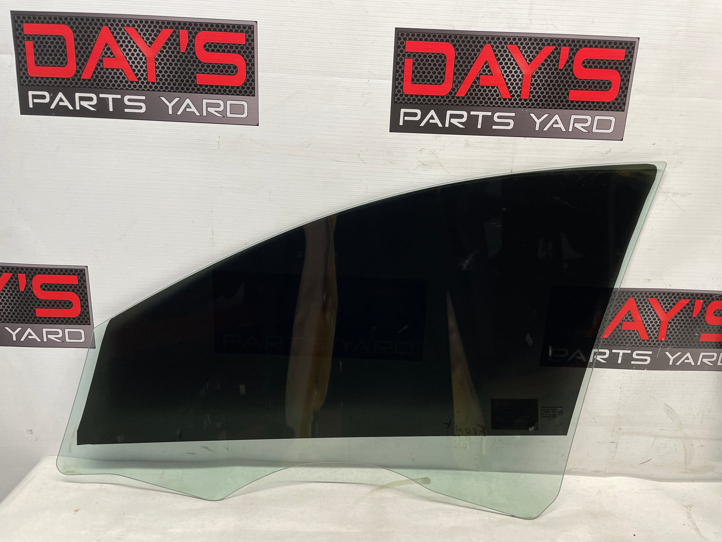 2009 Pontiac G8 GT RH Passenger Front Door Window Glass OEM - Day's Parts Yard