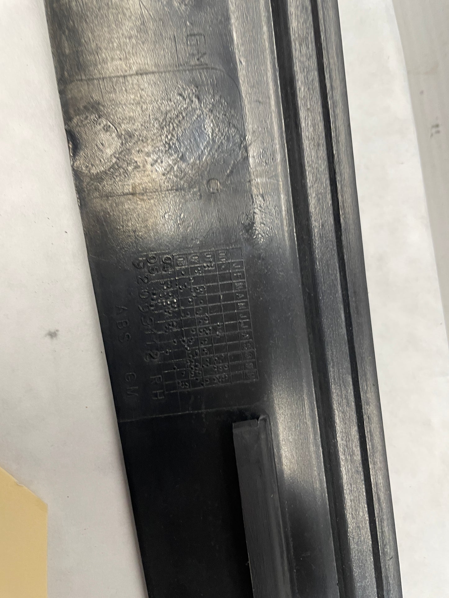 2005 Pontiac GTO RH Passenger Exterior B Pillar Window Trim Cover Applique Molding OEM - Day's Parts Yard