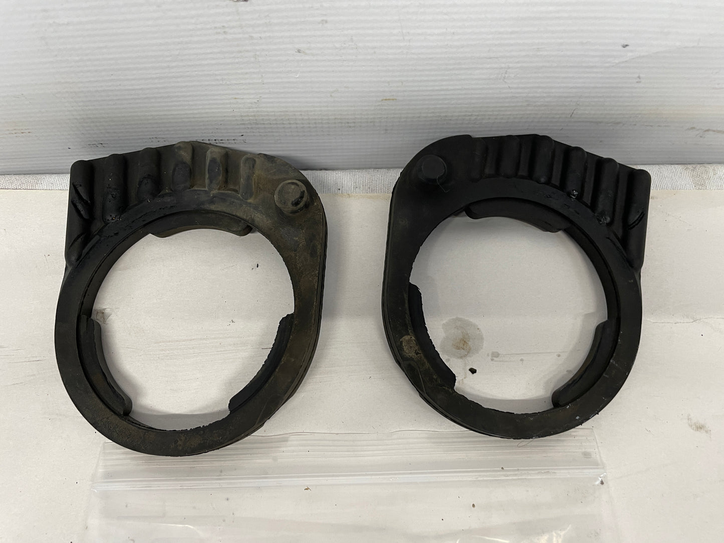 2009 Pontiac G8 GT Rear Cradle Rubber Isolators Set OEM - Day's Parts Yard