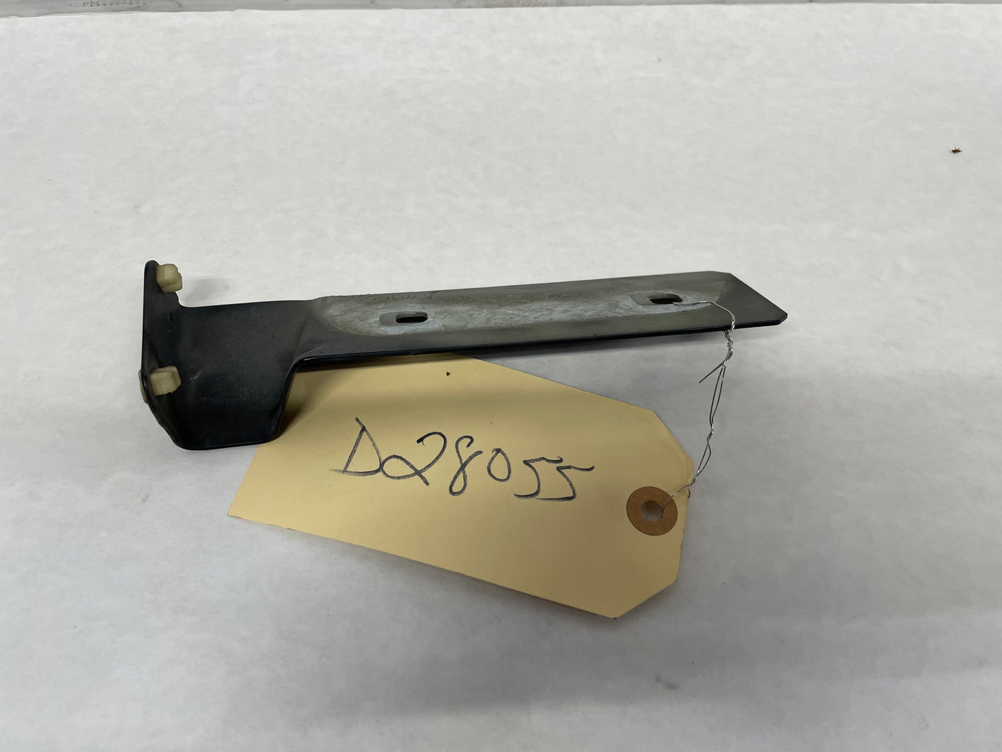 2004 Pontiac GTO RH Passenger Fender Side Skirt Rocker Molding Support Bracket OEM - Day's Parts Yard