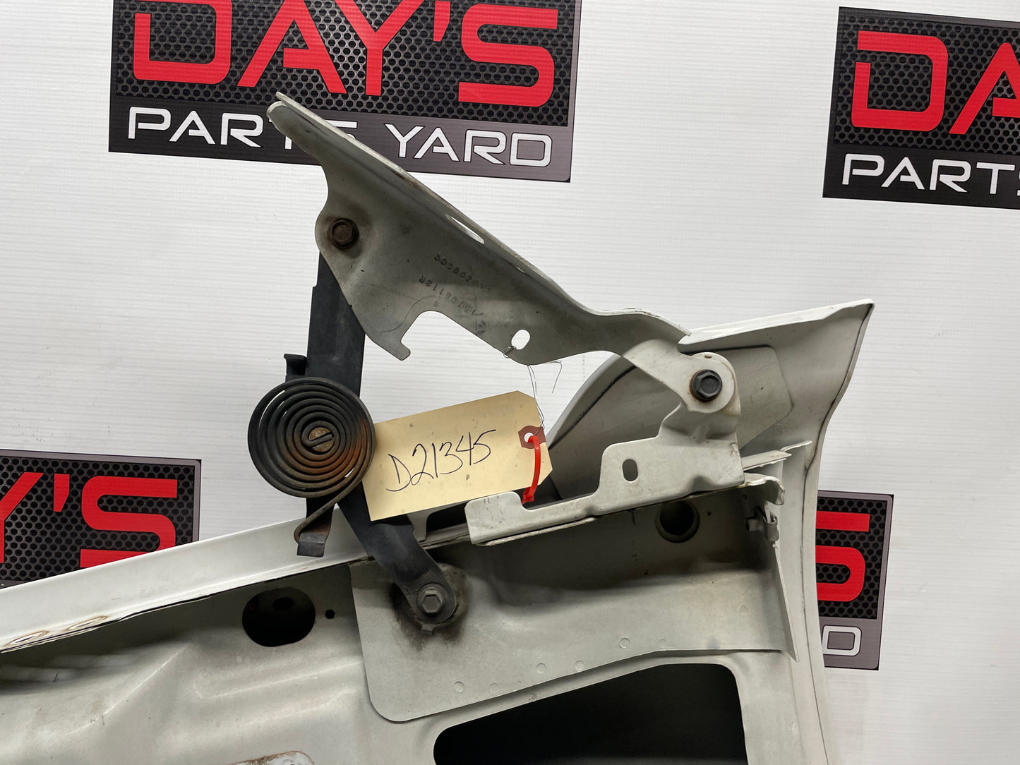 2003 Chevy Suburban RH Passenger Fender White OEM - Day's Parts Yard