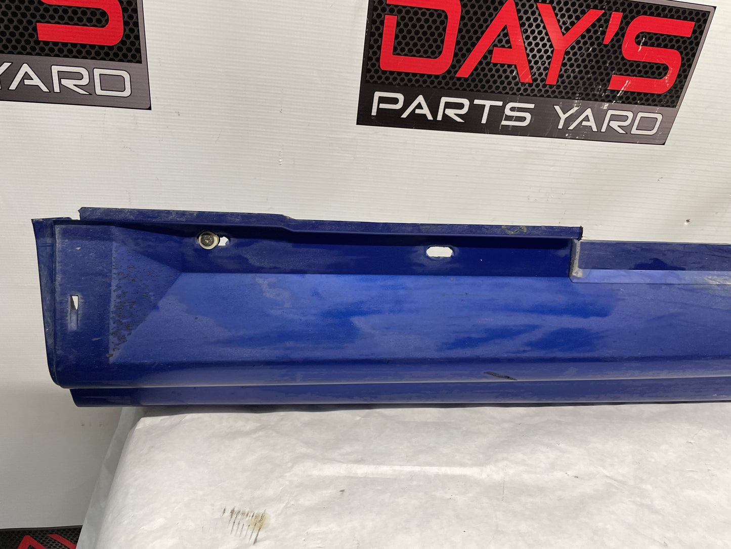 2005 Pontiac GTO LH Driver Rocker Molding Side Skirt Trim Panel OEM - Day's Parts Yard
