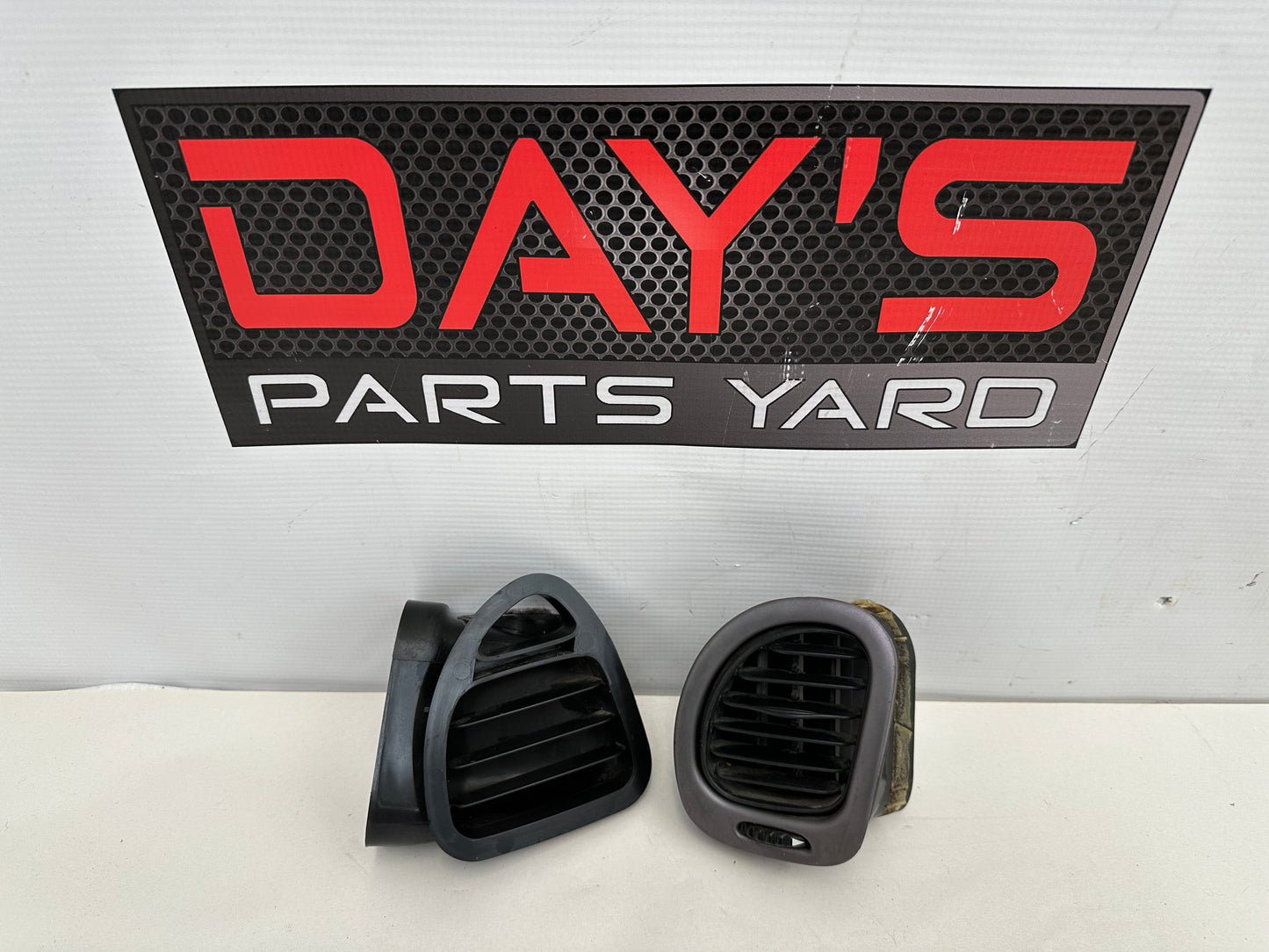 2004 Pontiac GTO LH Driver Door Air Vent OEM - Day's Parts Yard
