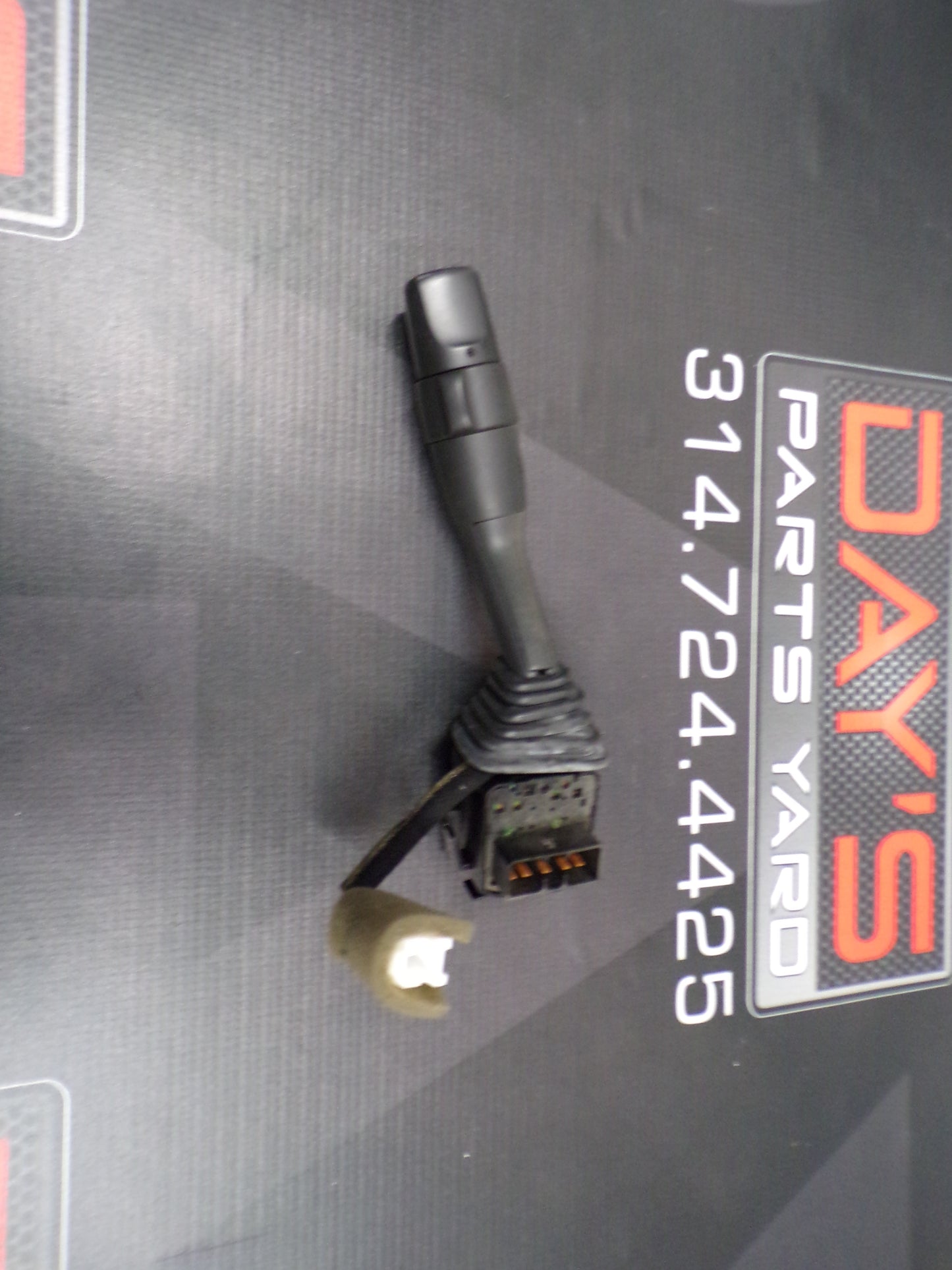 2004-2006 Pontiac GTO Wiper Control Arm 92169934 / 92089551 OEM - Day's Parts Yard