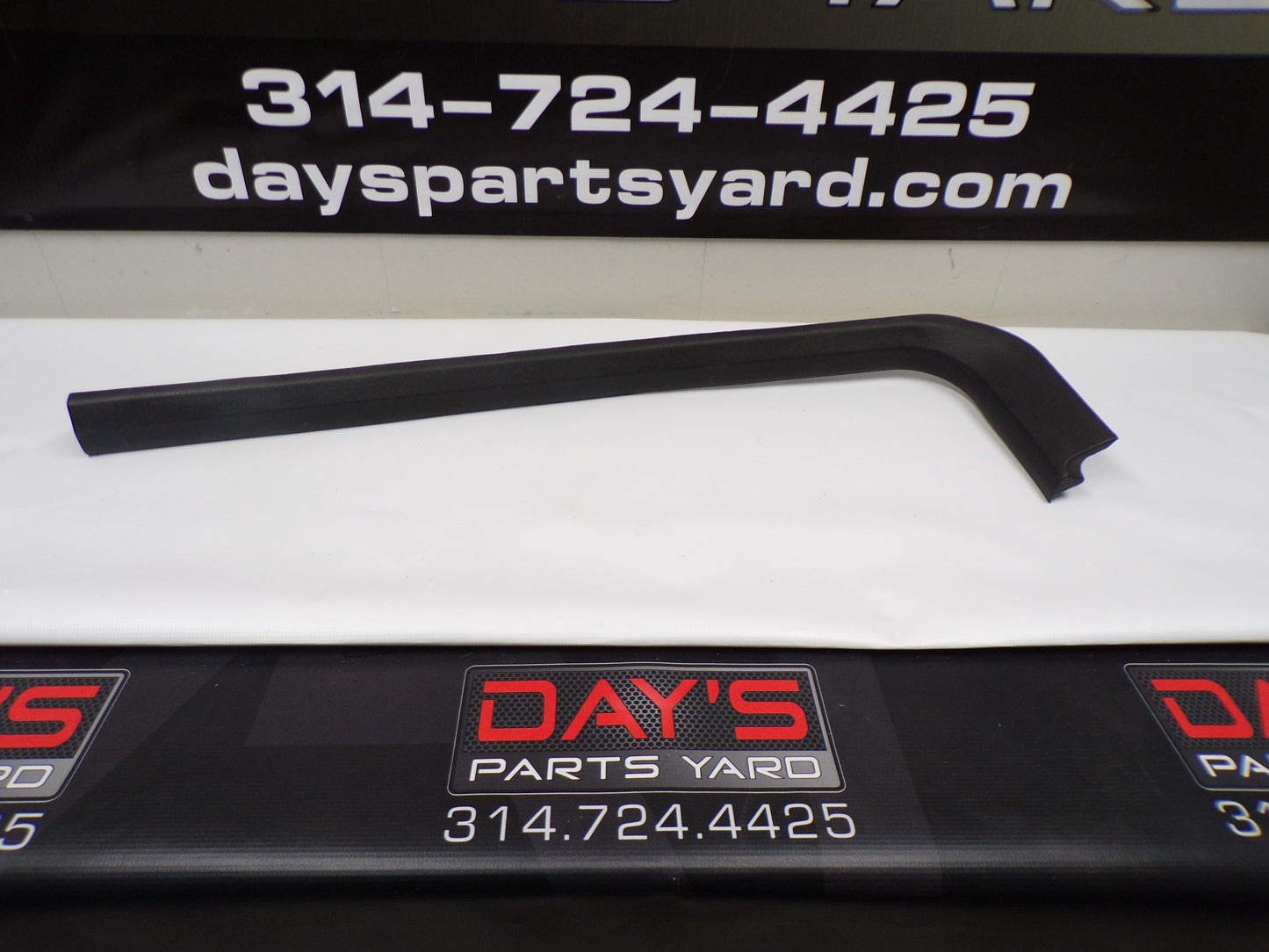 2009 Cadillac CTS-V Sill Carpet Retainer Trim Molding RHF 20840736 OEM - Day's Parts Yard