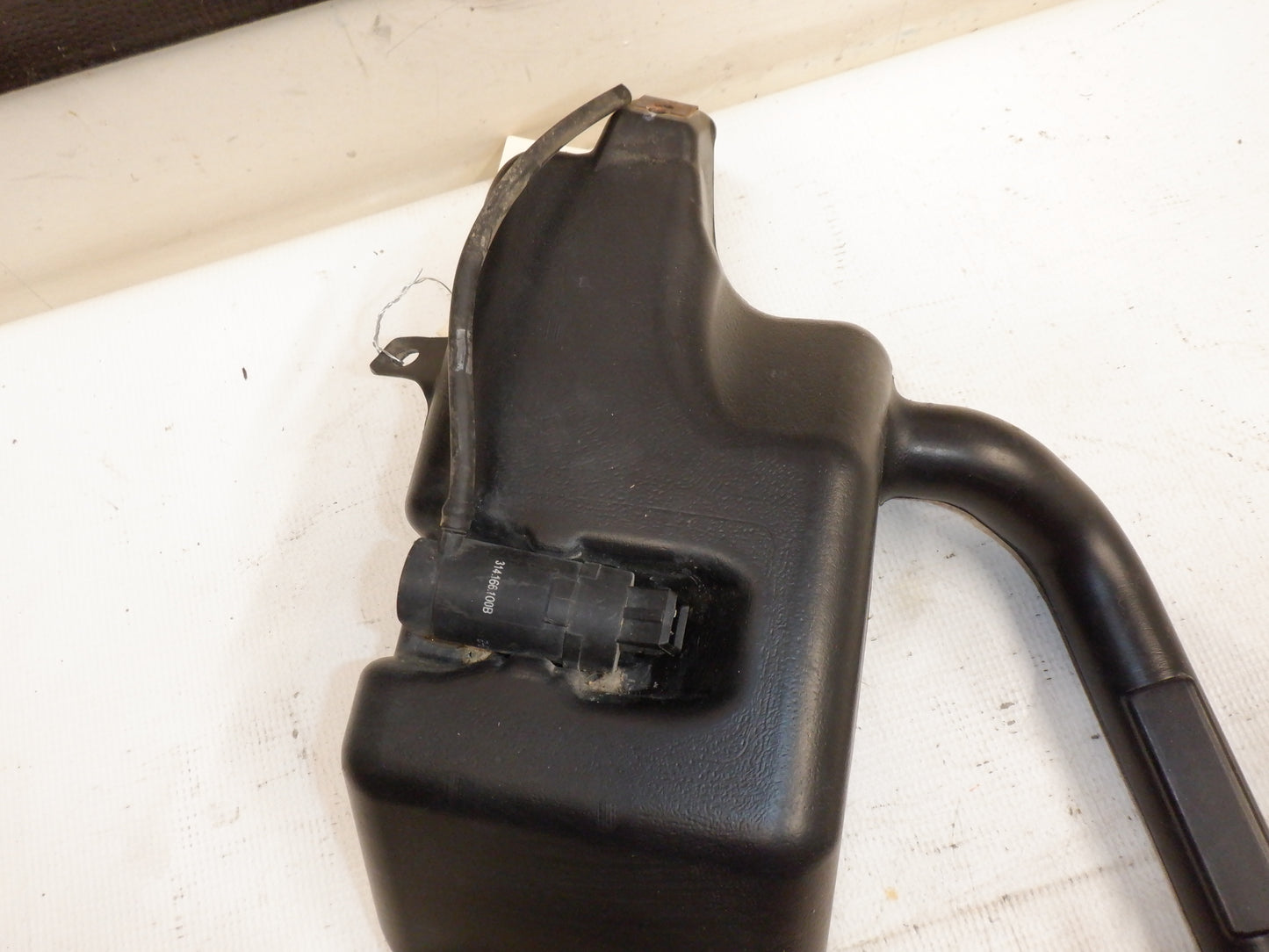 2006 Pontiac GTO Windshield Washer and Pump Reservoir w/ Hose 4053229 OEM - Day's Parts Yard