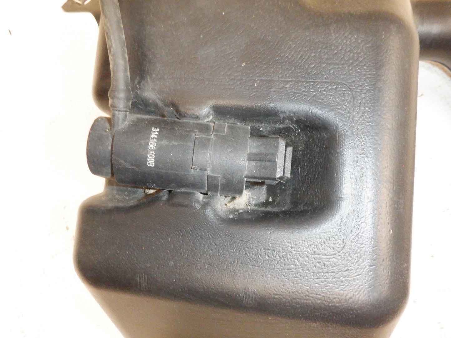 2006 Pontiac GTO Windshield Washer and Pump Reservoir w/ Hose 4053229 OEM - Day's Parts Yard