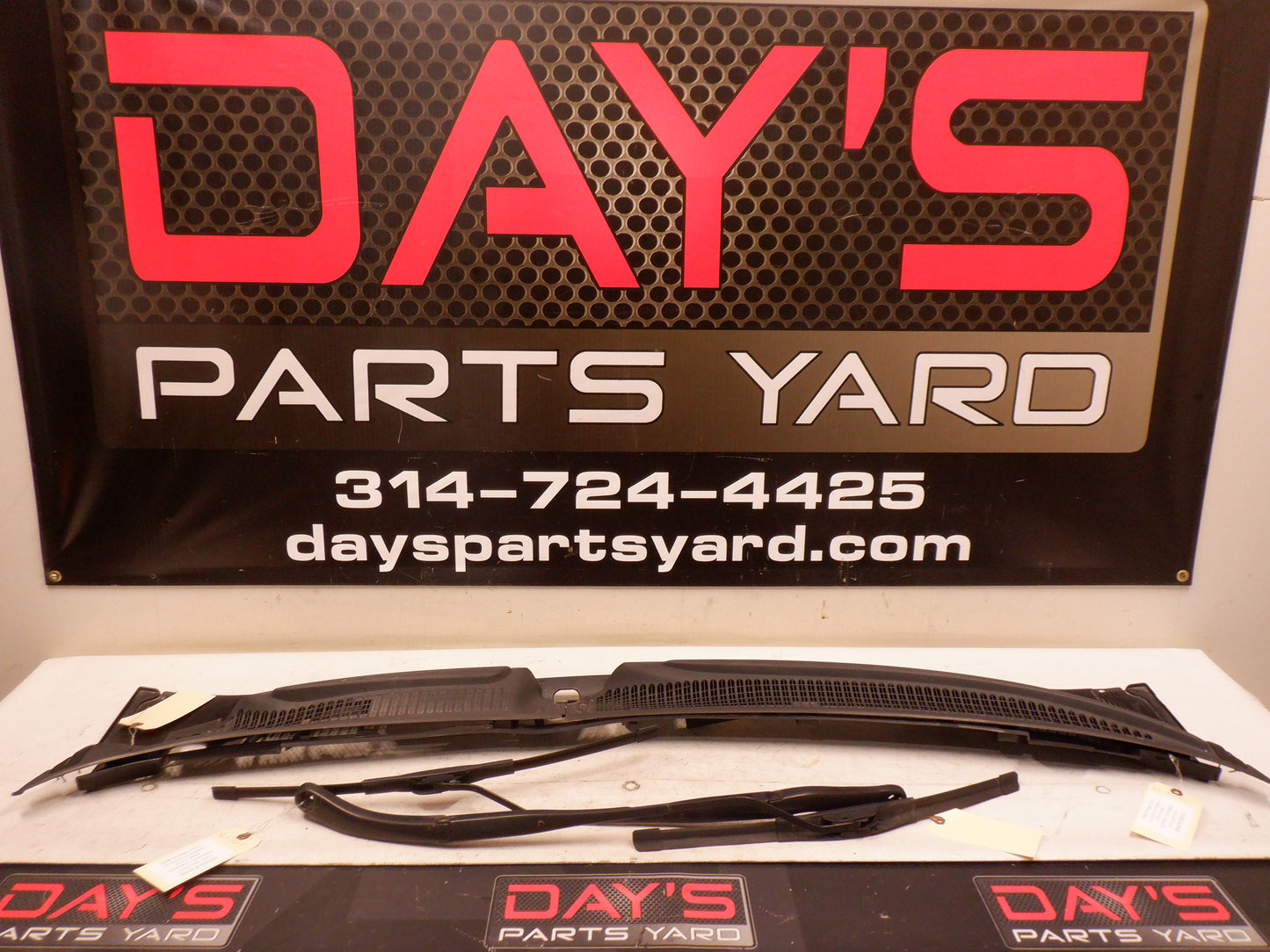 2006 Pontiac GTO Windshield Wiper Cowl & Windshield Wiper Arms 9205418 92152121 92052120 OEM - Day's Parts Yard