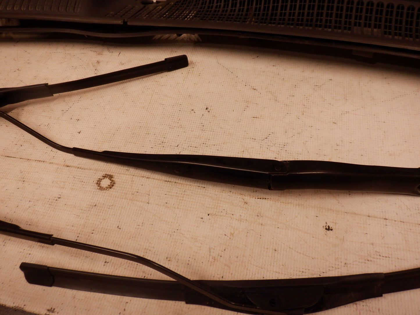 2006 Pontiac GTO Windshield Wiper Cowl & Windshield Wiper Arms 9205418 92152121 92052120 OEM - Day's Parts Yard