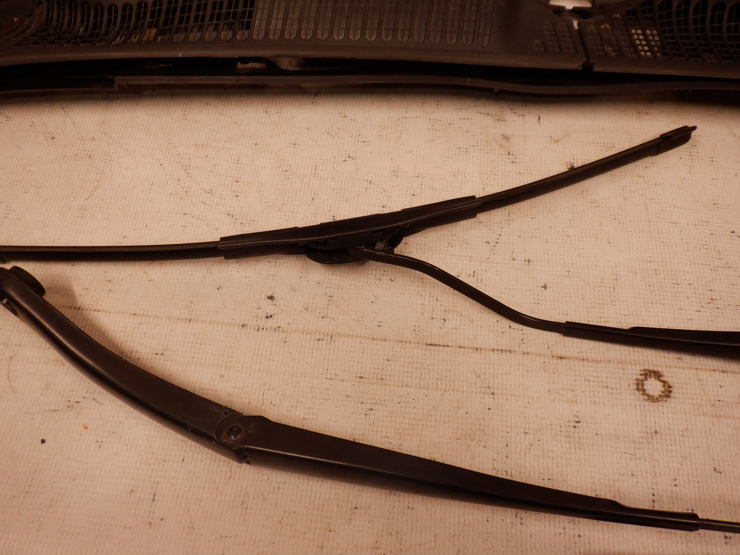 2006 Pontiac GTO Windshield Wiper Cowl & Windshield Wiper Arms 9205418 92152121 92052120 OEM - Day's Parts Yard