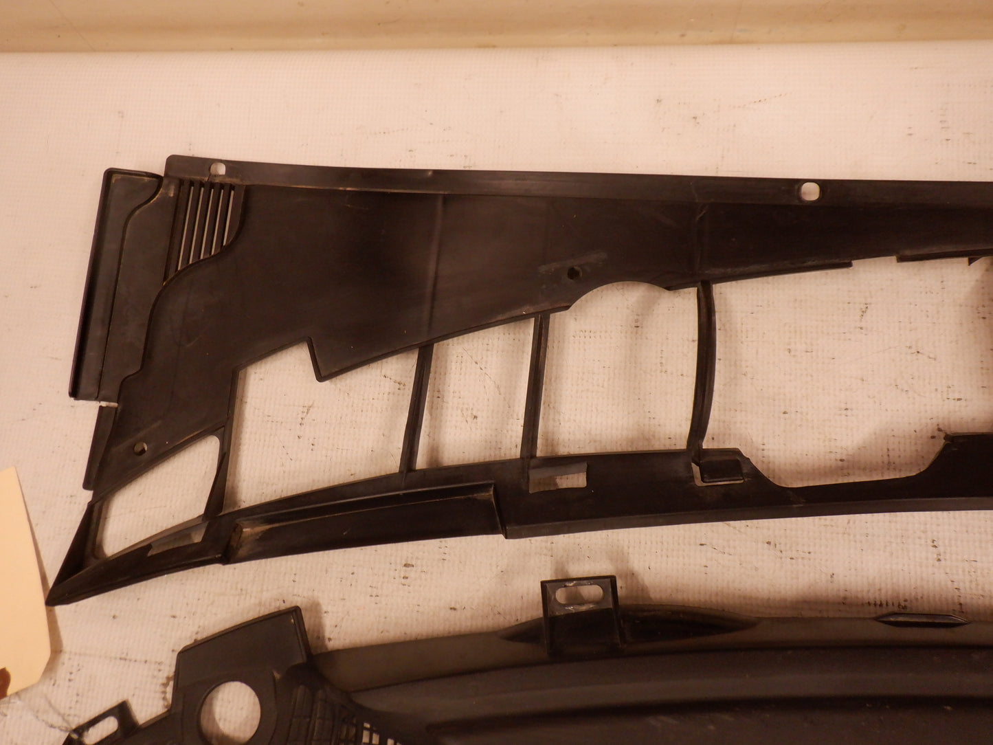 2006 Pontiac GTO Windshield Wiper Cowl & Windshield Wiper Arms 9205418 92152121 92052120 OEM - Day's Parts Yard