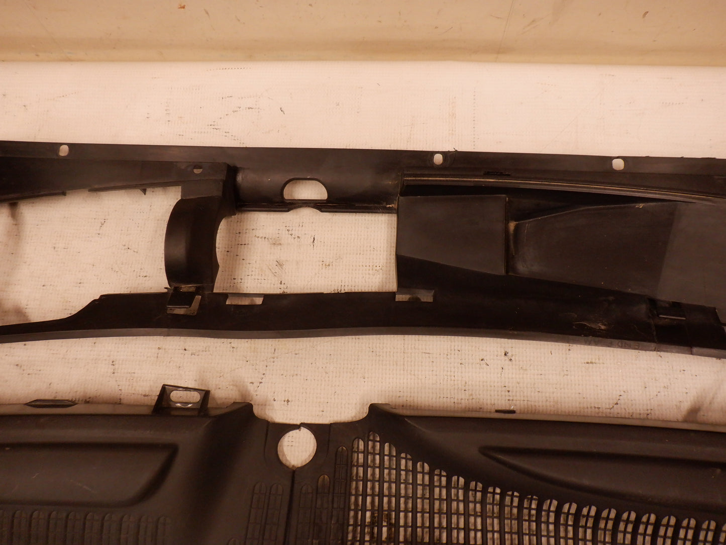 2006 Pontiac GTO Windshield Wiper Cowl & Windshield Wiper Arms 9205418 92152121 92052120 OEM - Day's Parts Yard