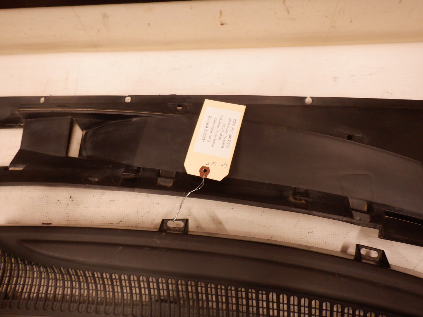 2006 Pontiac GTO Windshield Wiper Cowl & Windshield Wiper Arms 9205418 92152121 92052120 OEM - Day's Parts Yard