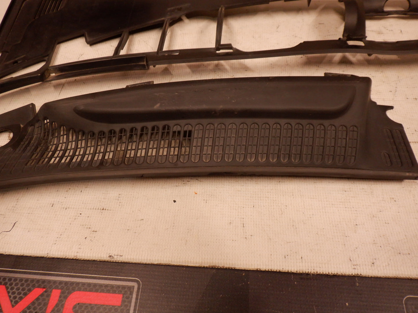2006 Pontiac GTO Windshield Wiper Cowl & Windshield Wiper Arms 9205418 92152121 92052120 OEM - Day's Parts Yard