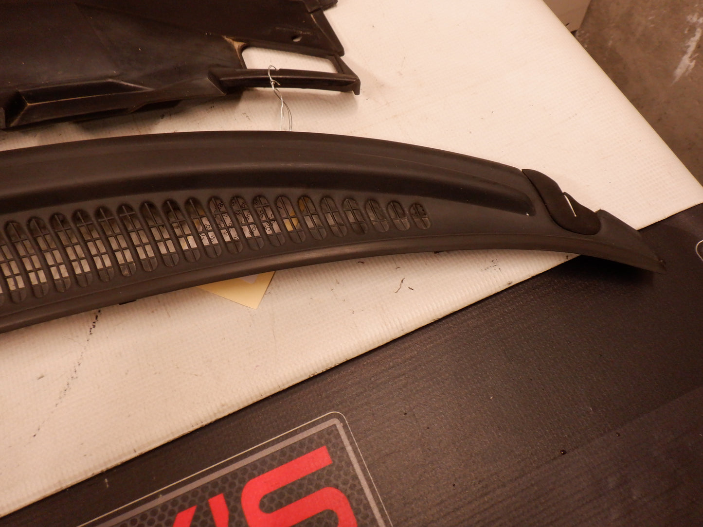 2006 Pontiac GTO Windshield Wiper Cowl & Windshield Wiper Arms 9205418 92152121 92052120 OEM - Day's Parts Yard