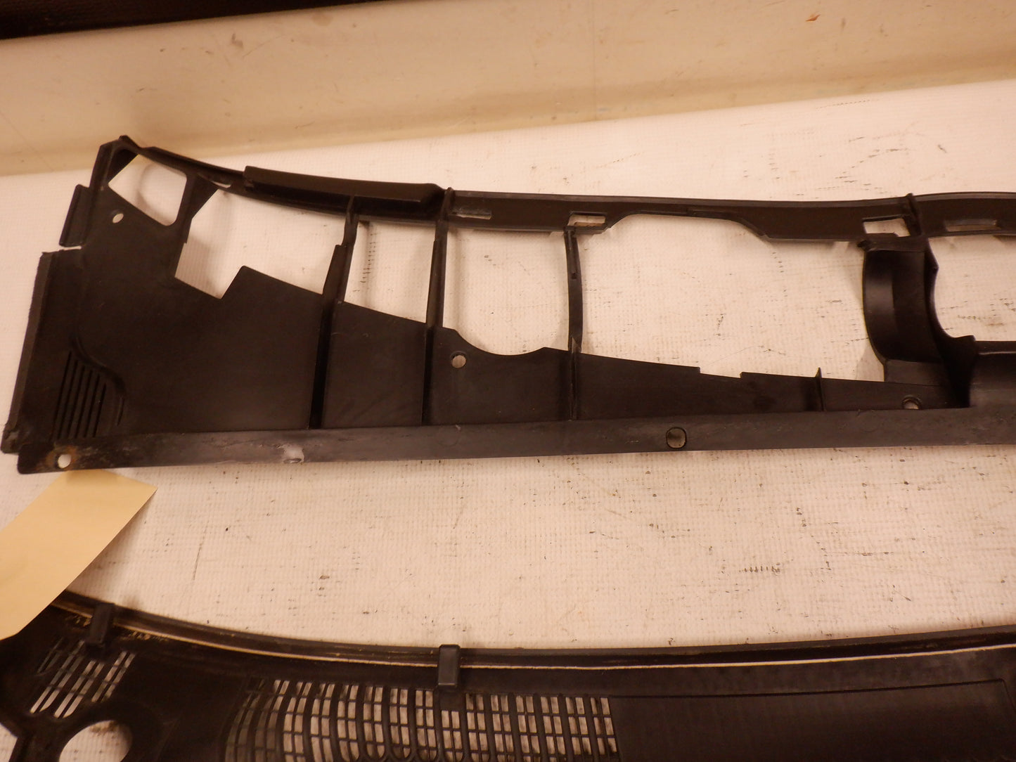 2006 Pontiac GTO Windshield Wiper Cowl & Windshield Wiper Arms 9205418 92152121 92052120 OEM - Day's Parts Yard
