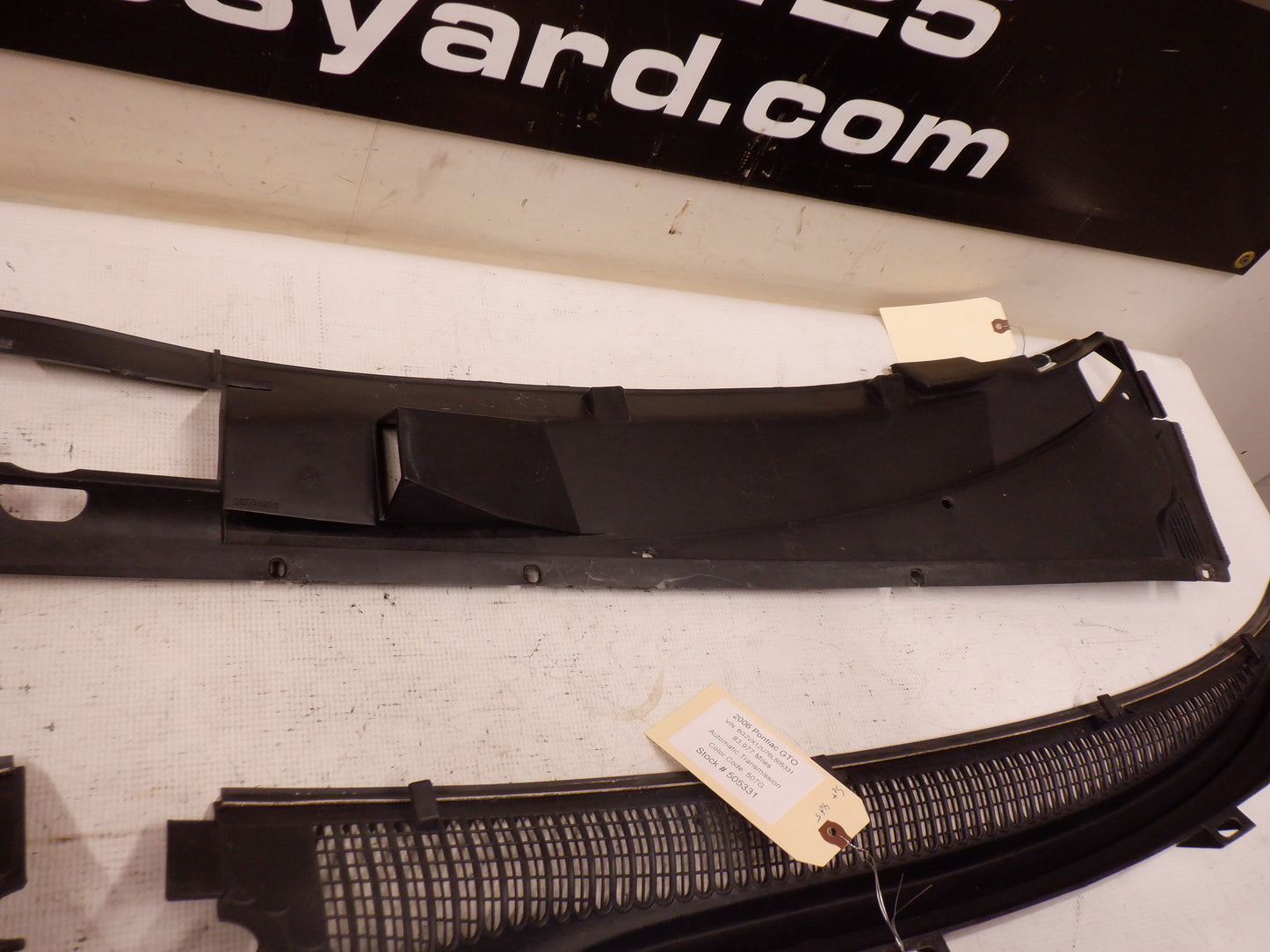 2006 Pontiac GTO Windshield Wiper Cowl & Windshield Wiper Arms 9205418 92152121 92052120 OEM - Day's Parts Yard