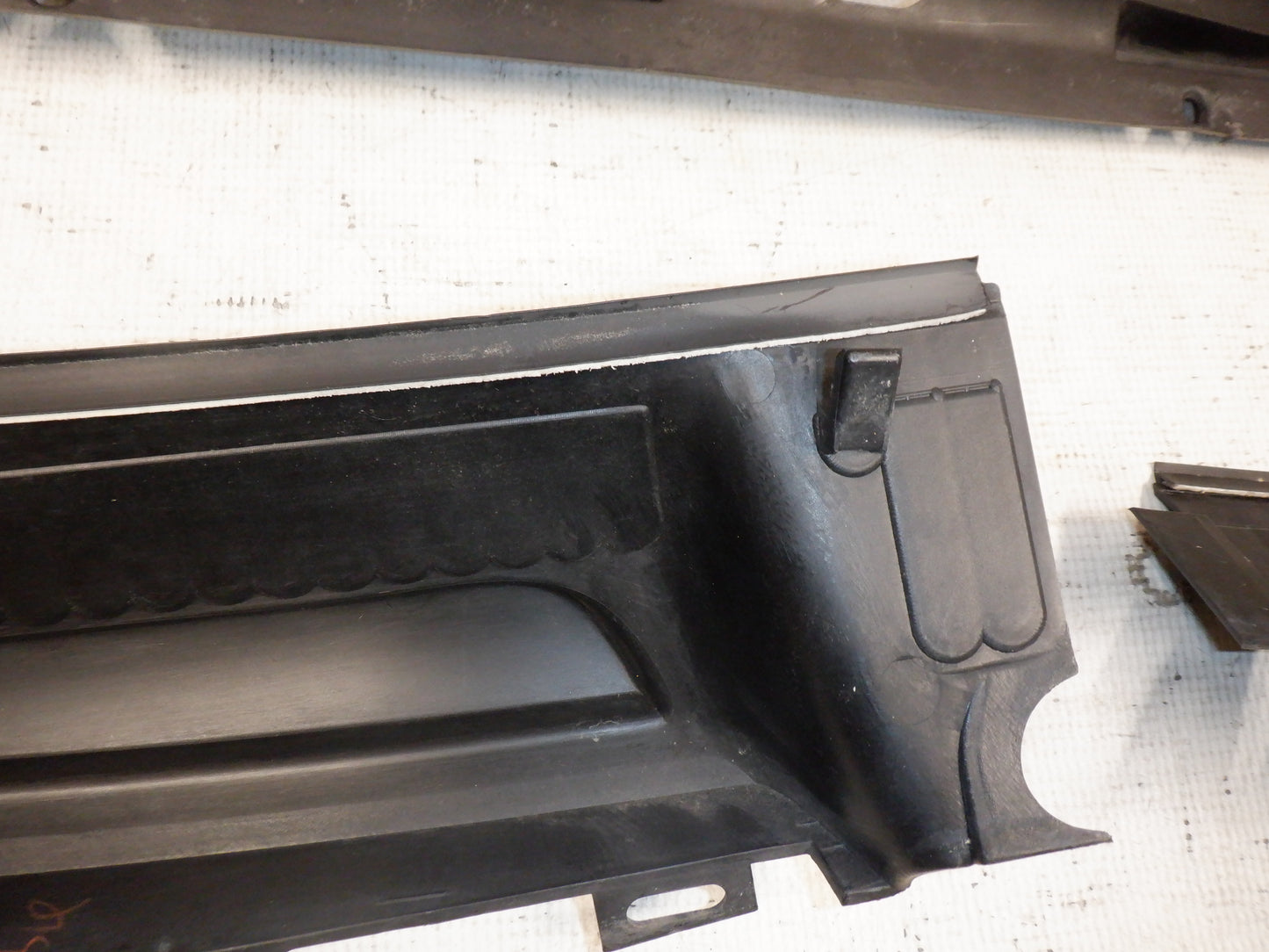 2006 Pontiac GTO Windshield Wiper Cowl & Windshield Wiper Arms 9205418 92152121 92052120 OEM - Day's Parts Yard