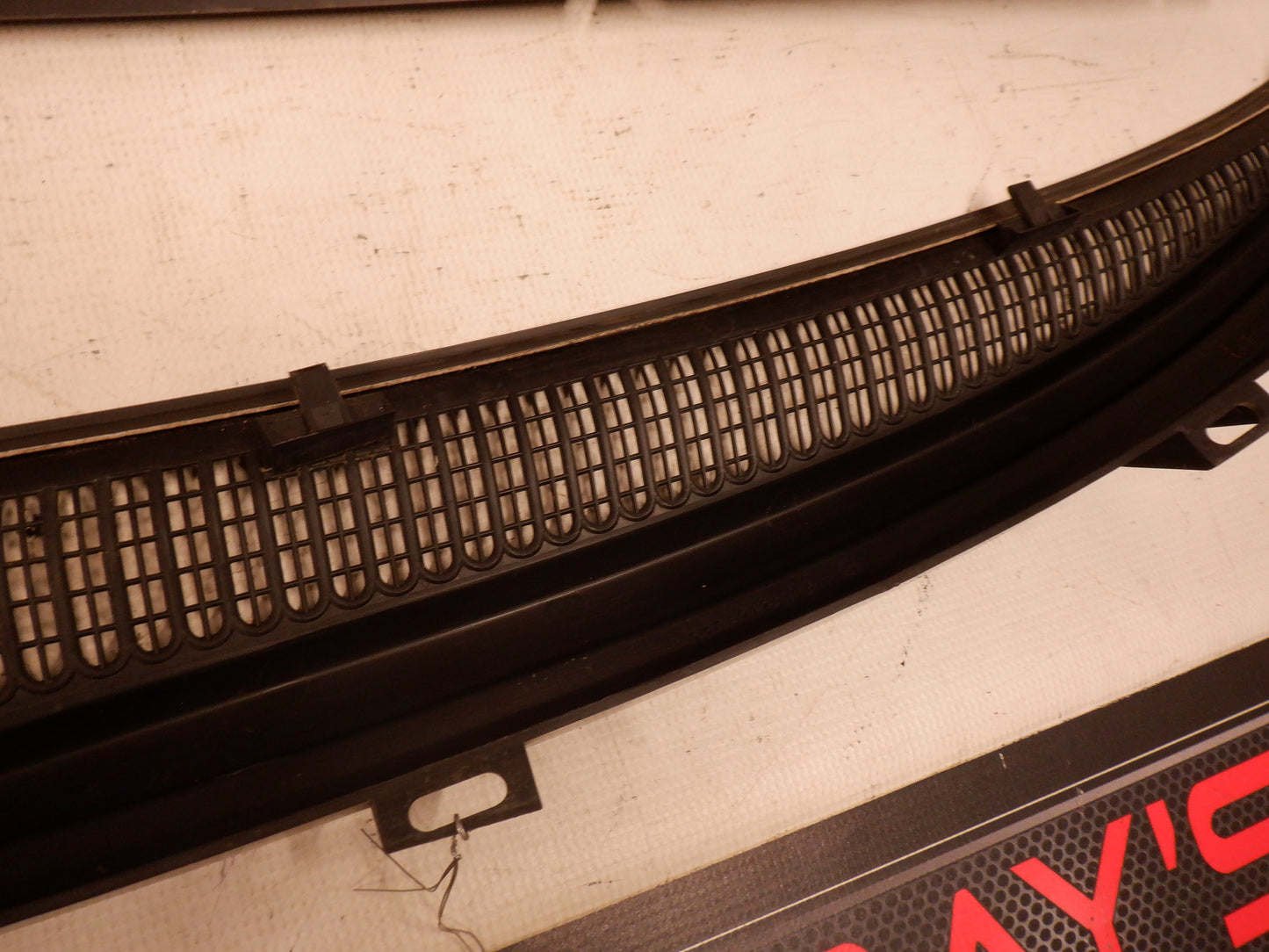 2006 Pontiac GTO Windshield Wiper Cowl & Windshield Wiper Arms 9205418 92152121 92052120 OEM - Day's Parts Yard