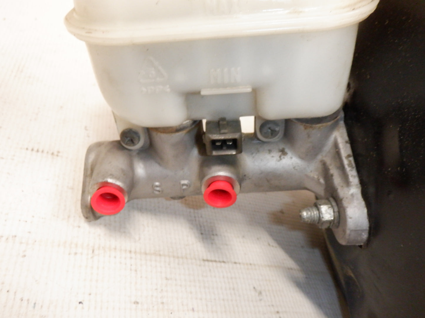 2006 Pontiac GTO Brake Master Cylinder and Reservoir 92161660 92121736 OEM - Day's Parts Yard