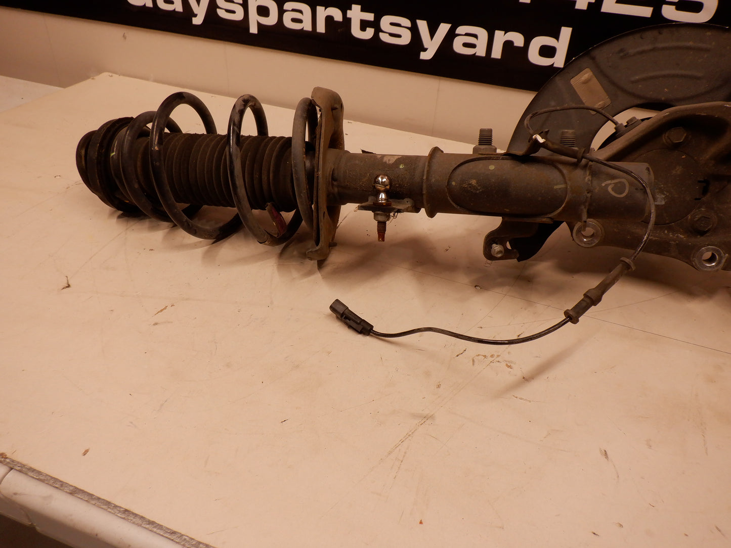 2010 Chevy SS Camaro Strut Hub Assembly OEM - Day's Parts Yard