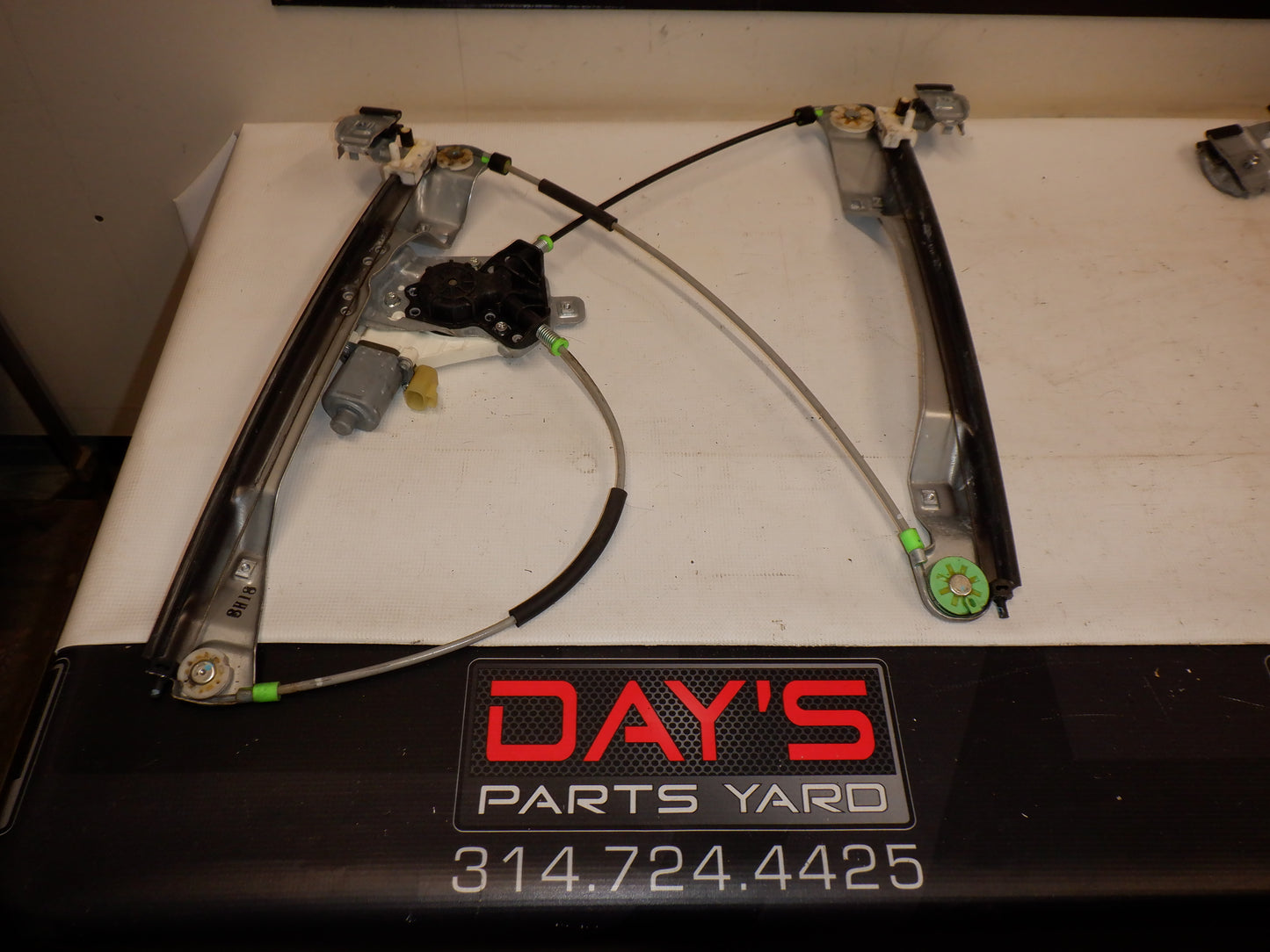 2009 Pontiac G8 Front RH Door Window Regulator w/ Motor OEM - Day's Parts Yard