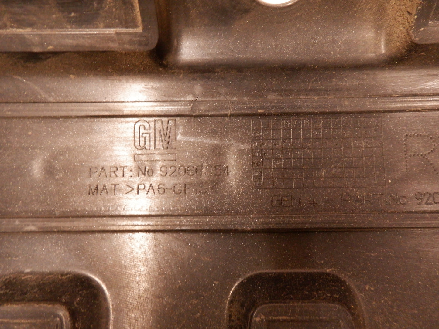 2004-2006 Pontiac GTO Engine Cover RH 92066954 OEM - Day's Parts Yard