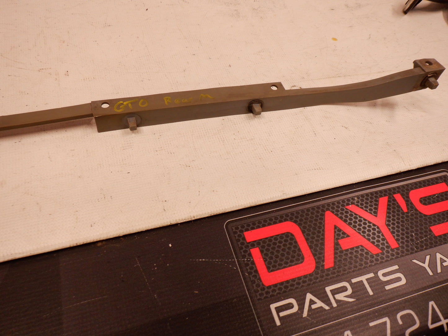 2005 Pontiac GTO Upper Middle Rear Bracket Guide 92179909 OEM - Day's Parts Yard