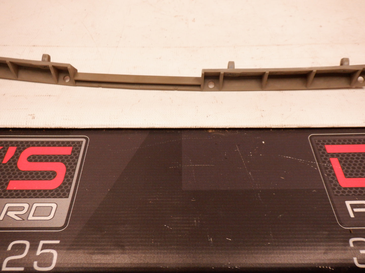 2005 Pontiac GTO Upper Middle Rear Bracket Guide 92179909 OEM - Day's Parts Yard