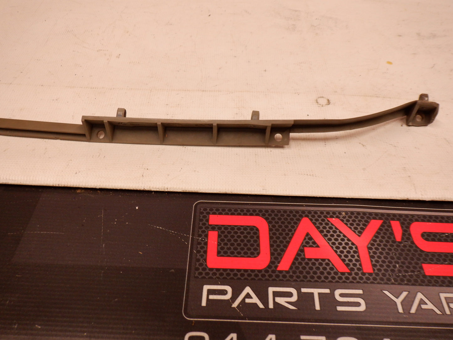 2005 Pontiac GTO Upper Middle Rear Bracket Guide 92179909 OEM - Day's Parts Yard