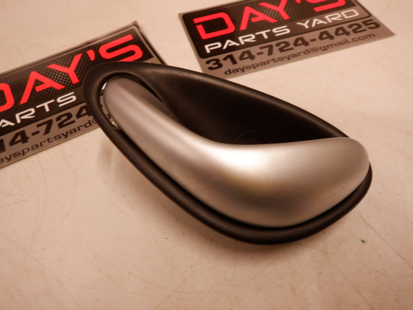 2004-2006 Pontiac GTO Passenger Door Handle RH 92055320 OEM - Day's Parts Yard