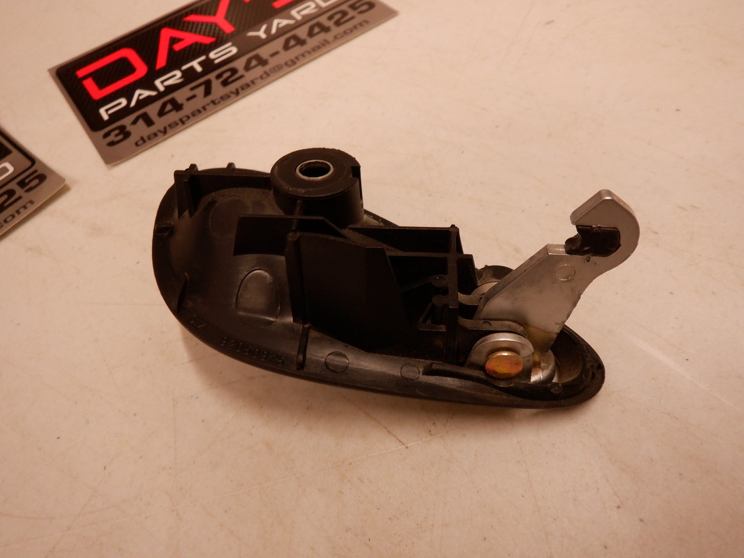 2004-2006 Pontiac GTO Passenger Door Handle RH 92055320 OEM - Day's Parts Yard