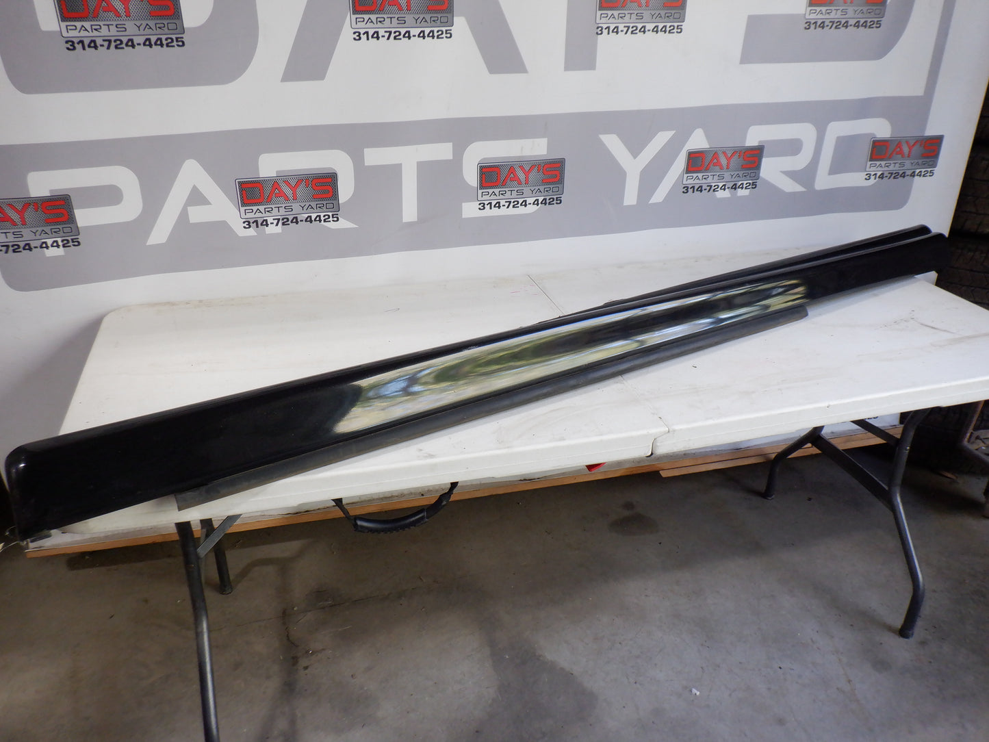 2006 Pontiac GTO LH Driver Rocker Molding 92059937 92078057 Black OEM - Day's Parts Yard