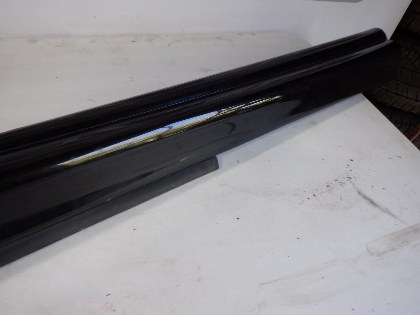2006 Pontiac GTO LH Driver Rocker Molding 92059937 92078057 Black OEM - Day's Parts Yard