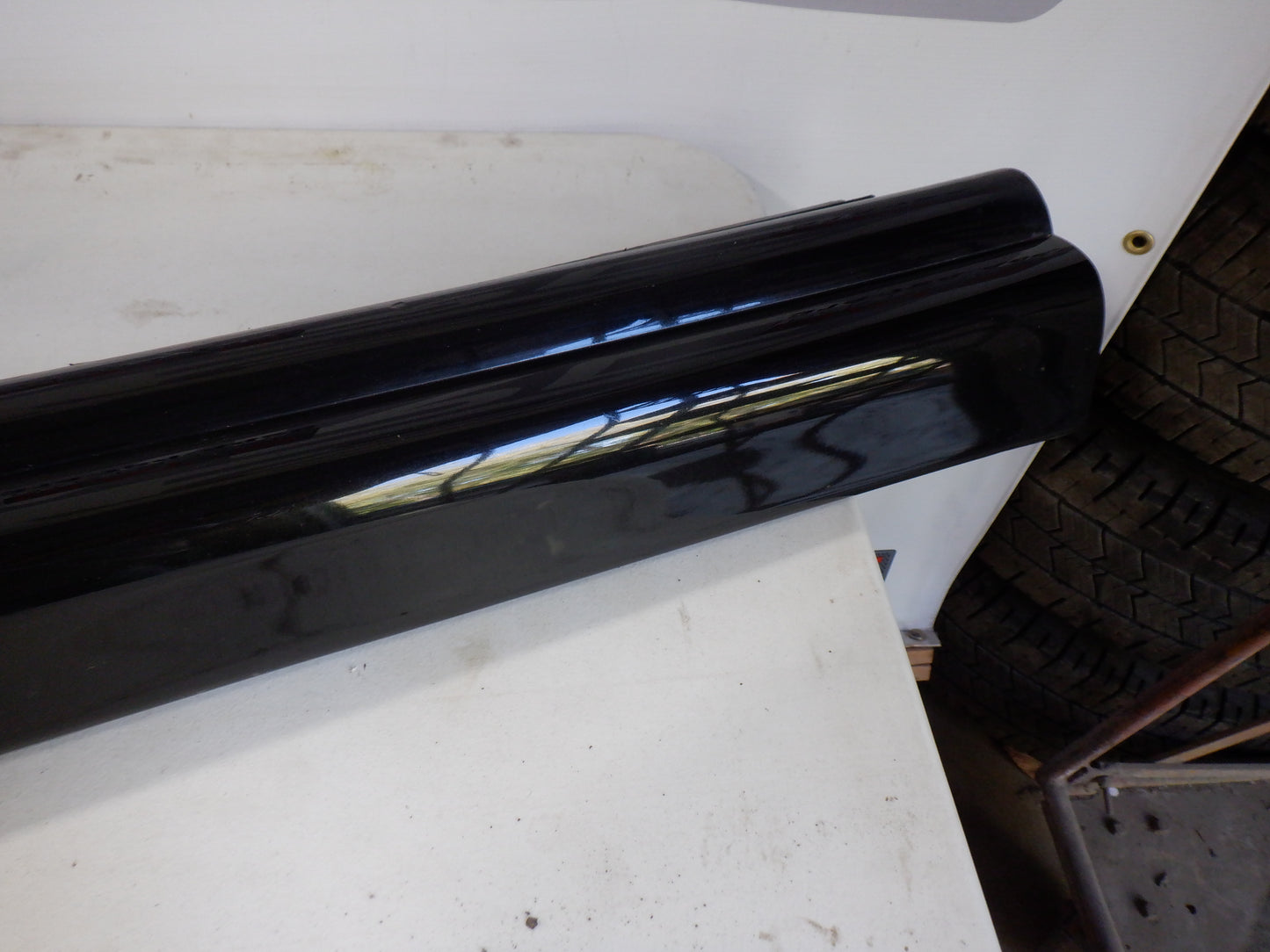 2006 Pontiac GTO LH Driver Rocker Molding 92059937 92078057 Black OEM - Day's Parts Yard