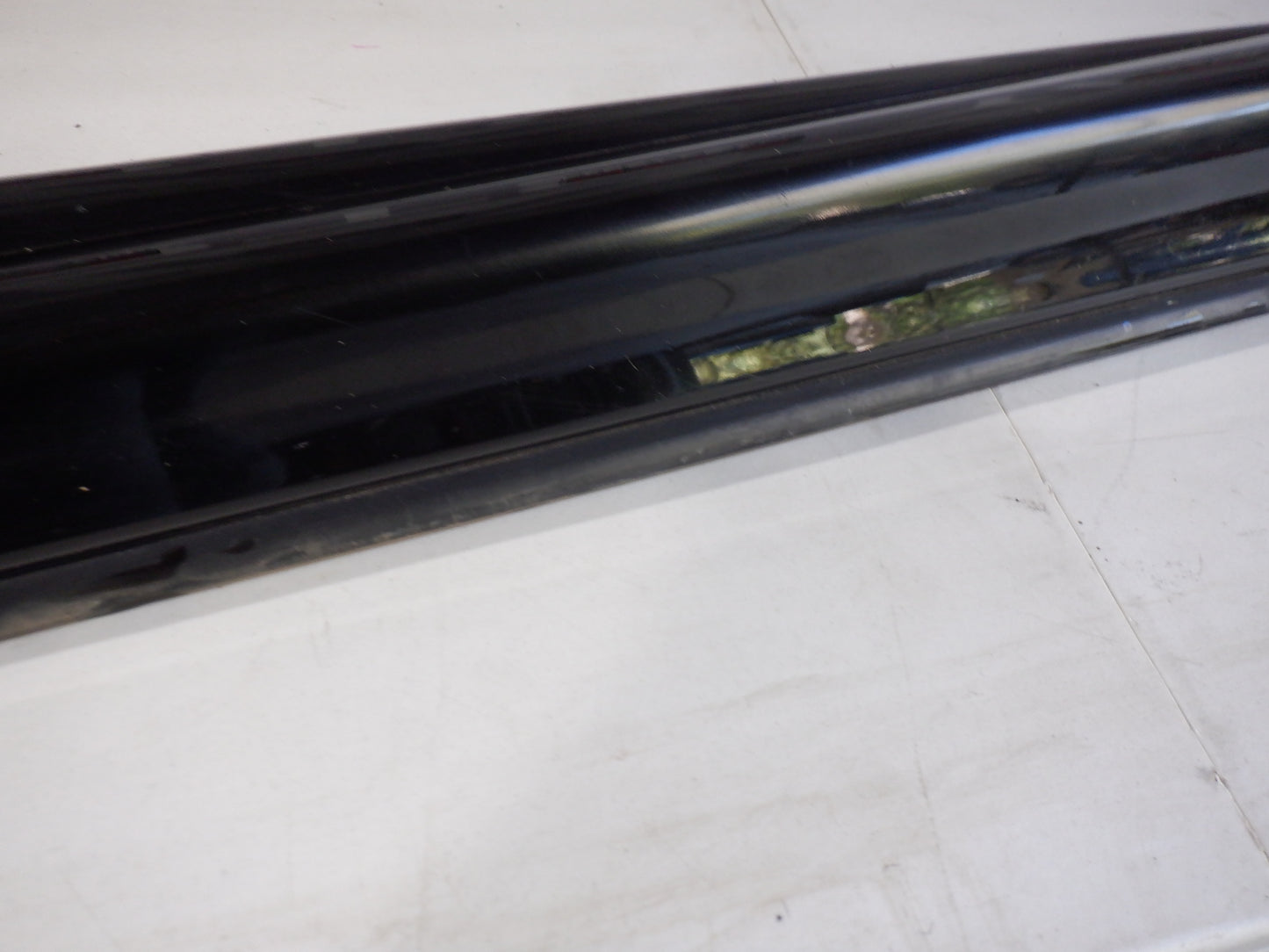 2006 Pontiac GTO LH Driver Rocker Molding 92059937 92078057 Black OEM - Day's Parts Yard