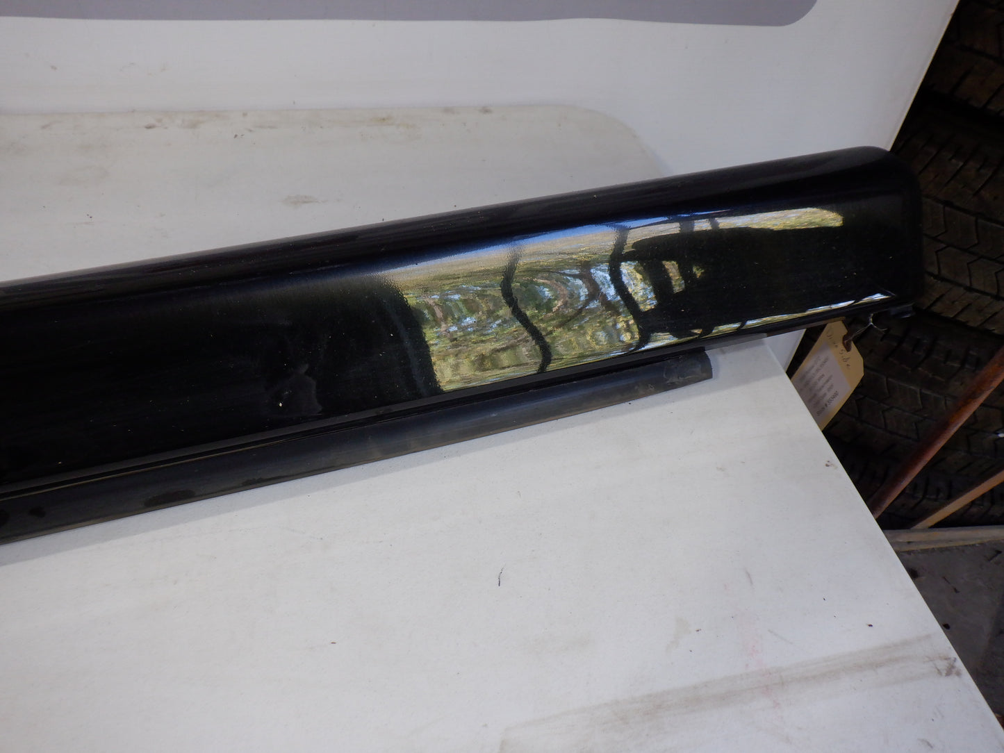 2006 Pontiac GTO LH Driver Rocker Molding 92059937 92078057 Black OEM - Day's Parts Yard