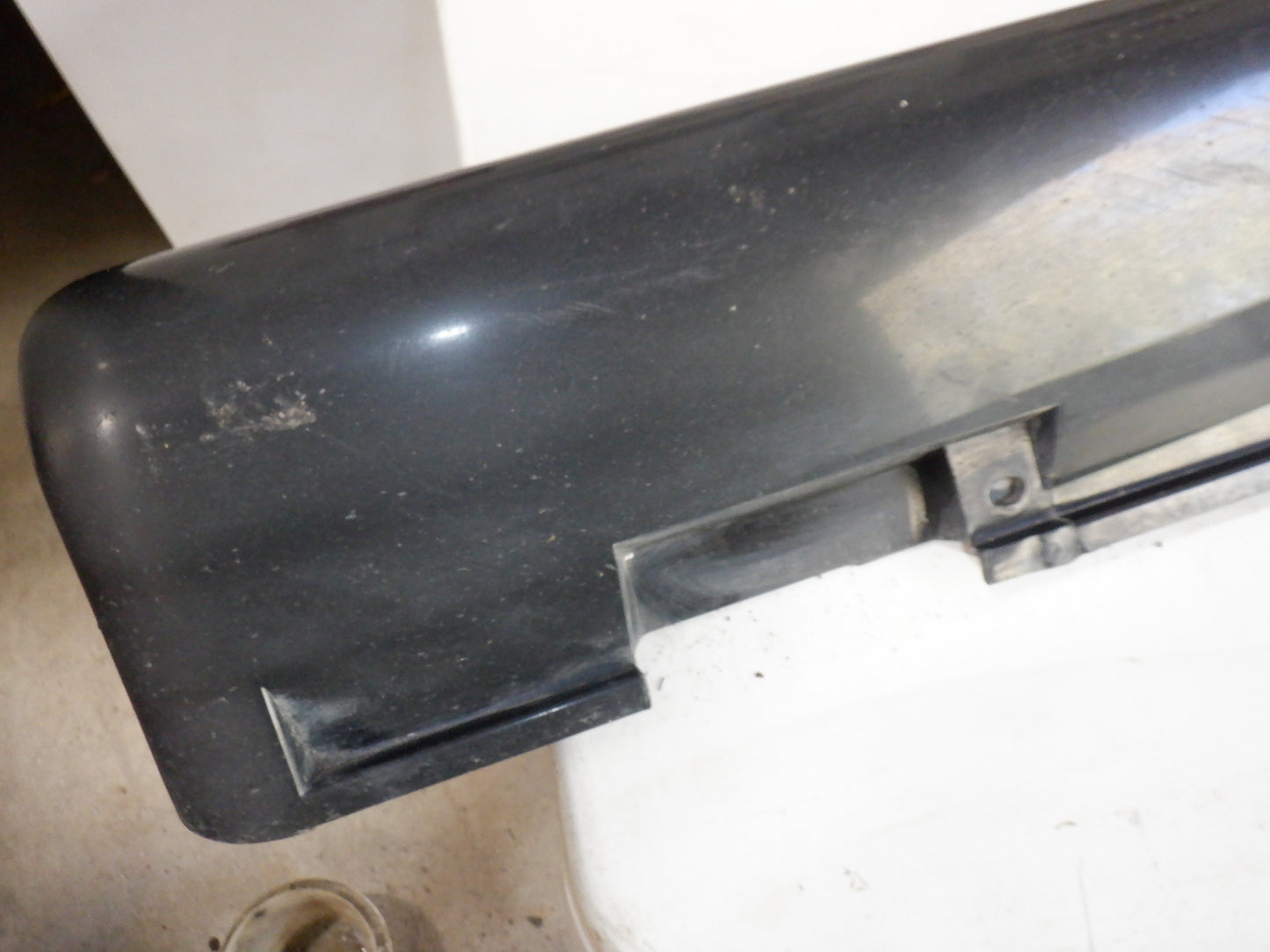 2006 Pontiac GTO LH Driver Rocker Molding 92059937 92078057 Black OEM - Day's Parts Yard