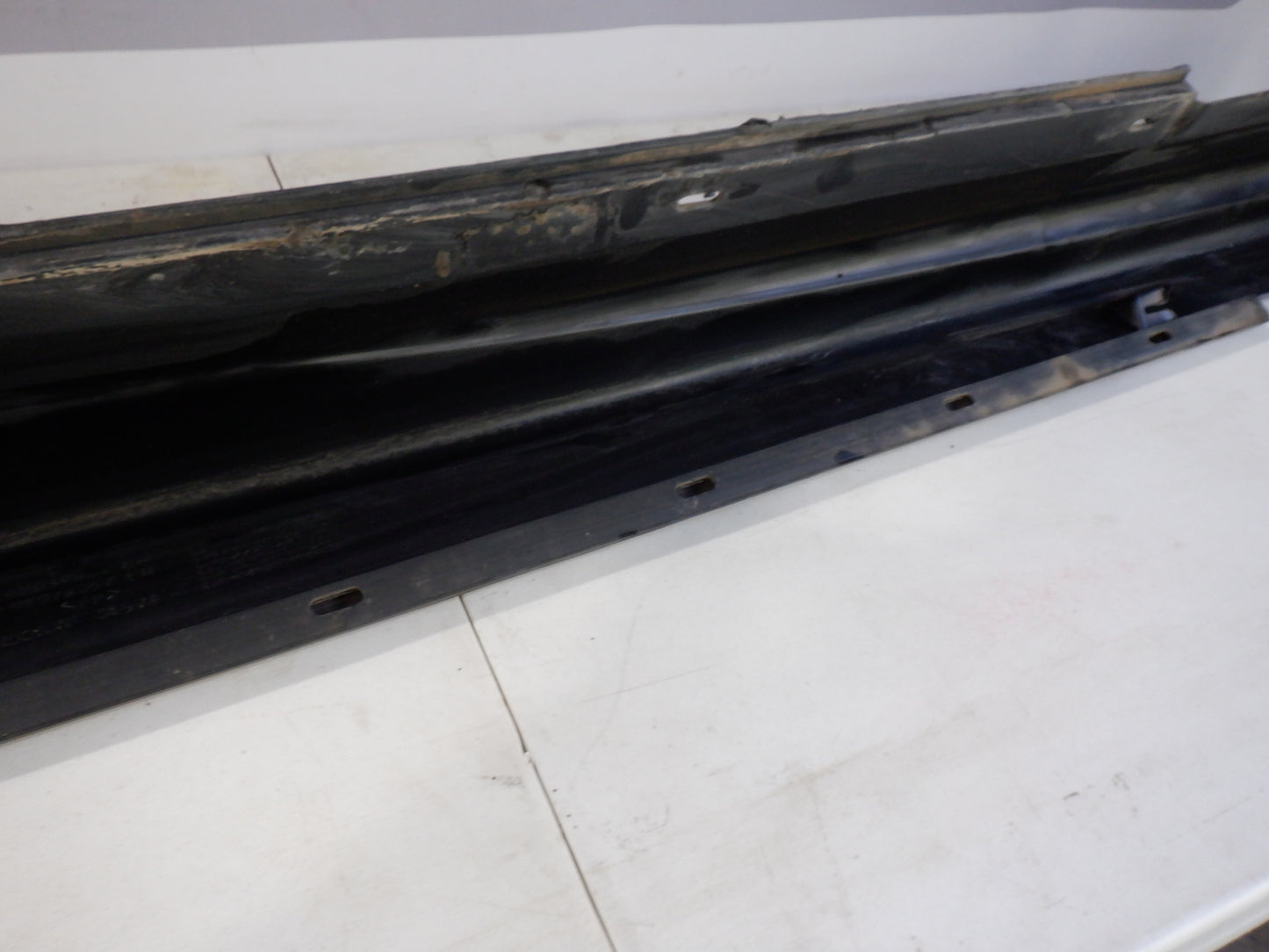 2006 Pontiac GTO LH Driver Rocker Molding 92059937 92078057 Black OEM - Day's Parts Yard