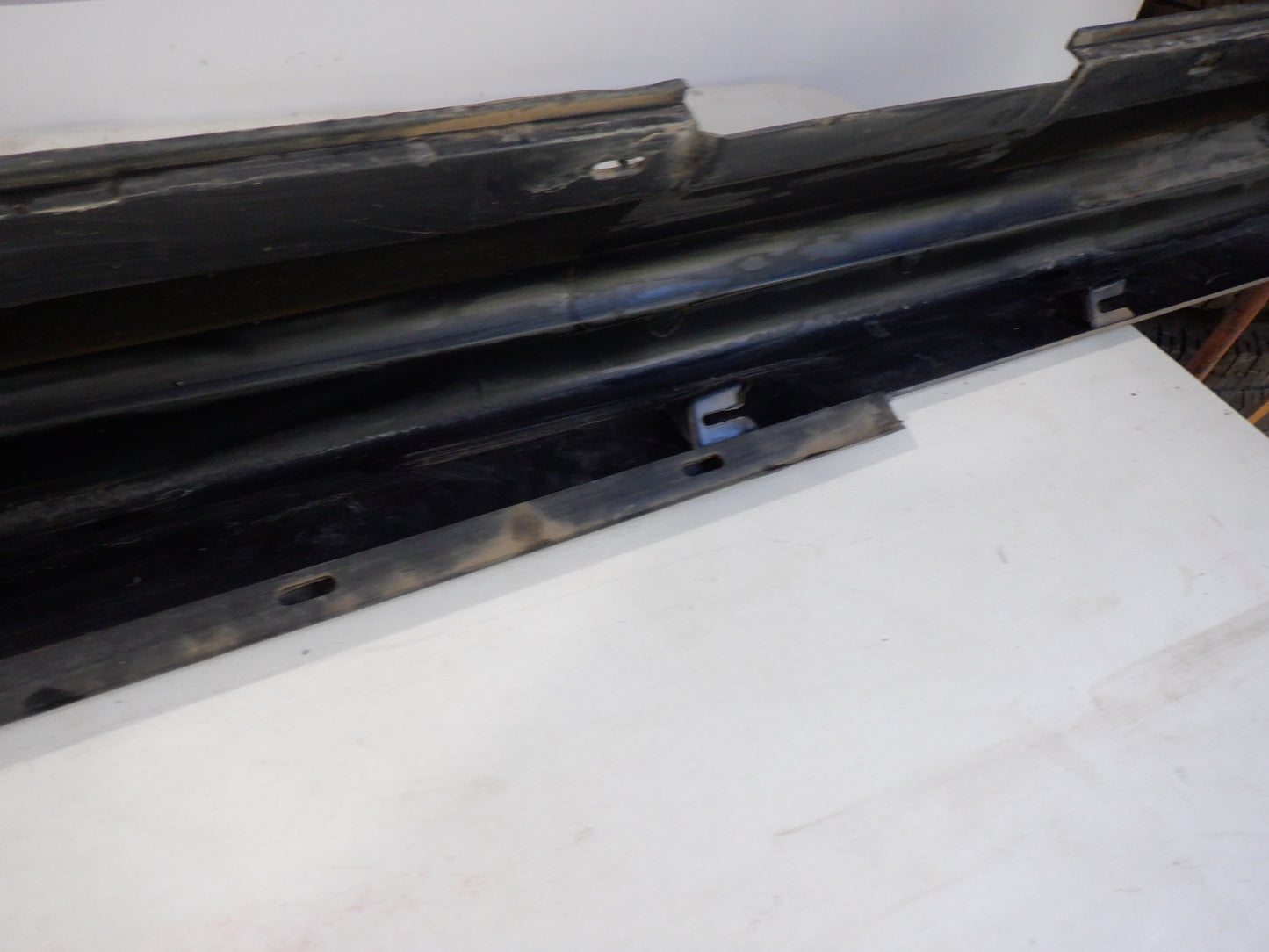 2006 Pontiac GTO LH Driver Rocker Molding 92059937 92078057 Black OEM - Day's Parts Yard